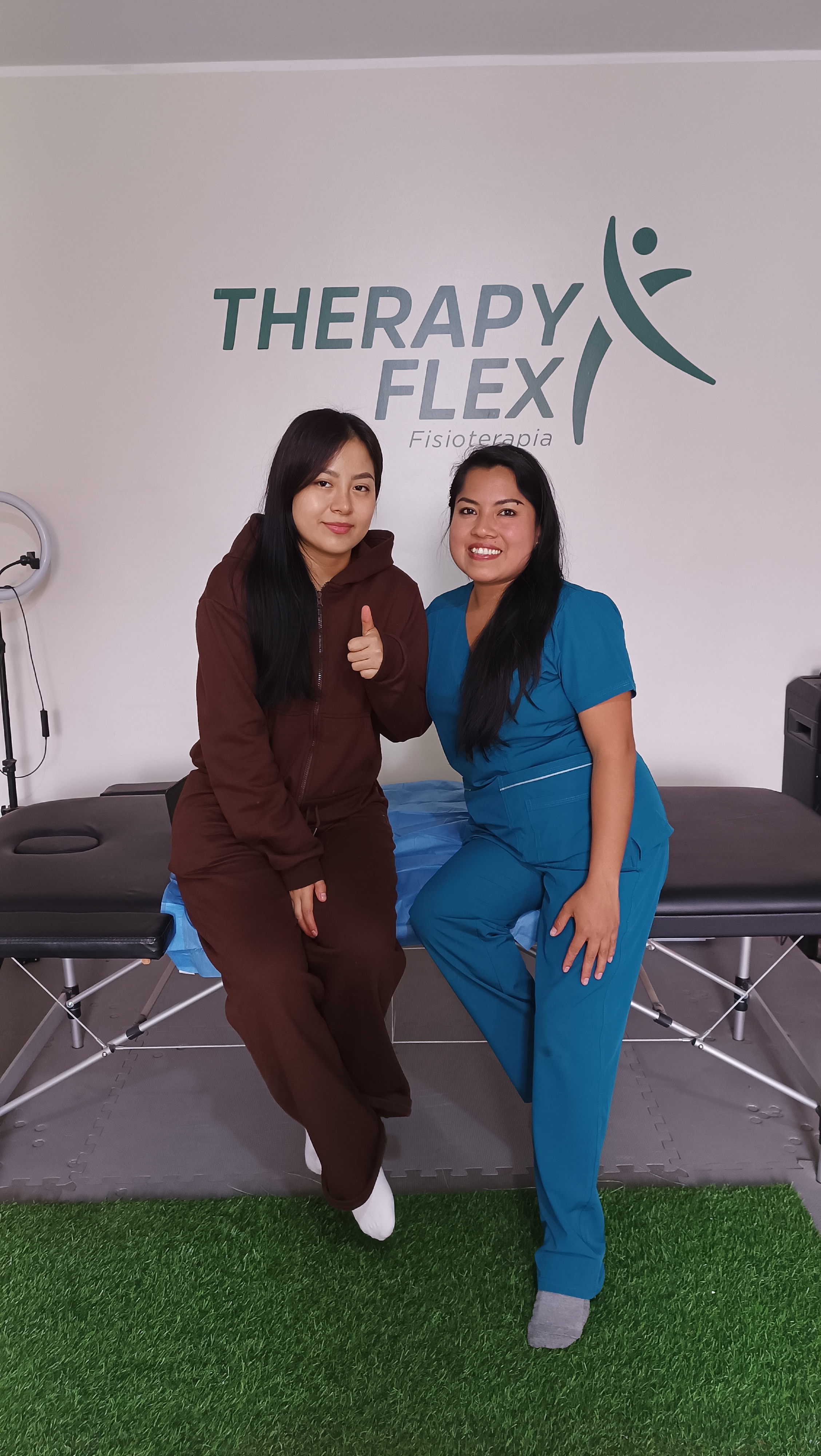 Paciente de alta luego de rehabilitación física en Therapy Flex Comas