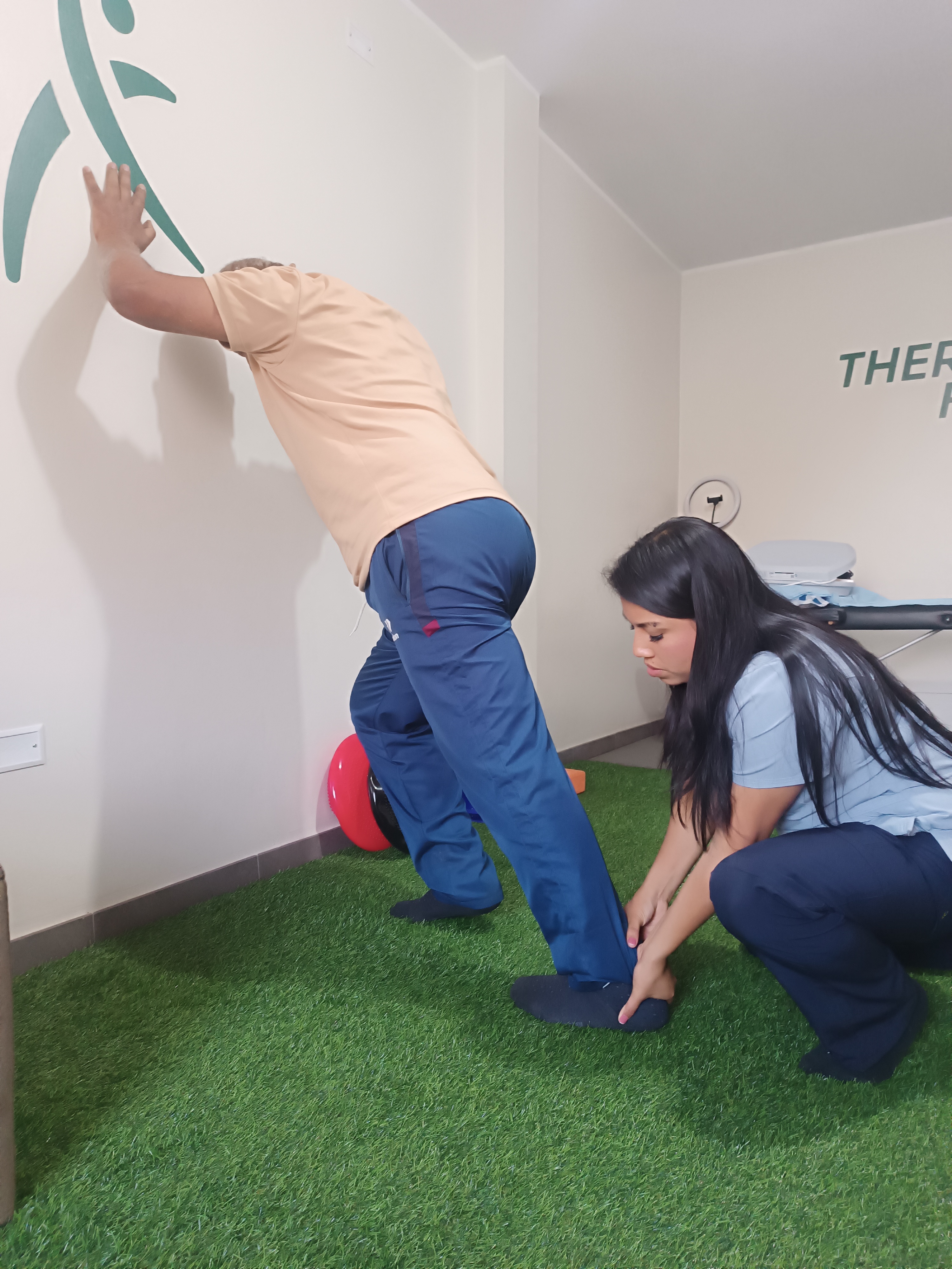 Ejercicios de fortalecimiento de gemelos en terapia física en Comas