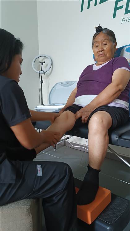 Fisioterapia en adulto mayor en Urb. El Álamo, Comas