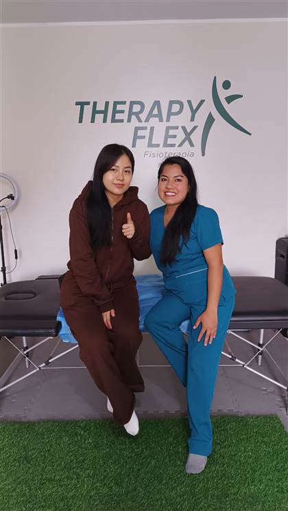 Paciente de alta luego de rehabilitación física en Therapy Flex, Comas