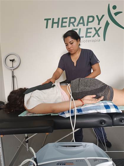 Sesión de magnetoterapia en centro de terapia física Therapy Flex, Comas